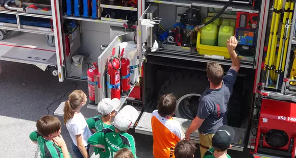 Schüler schnuppern Feuerwehrluft an der Mittelschule Prutz-Ried